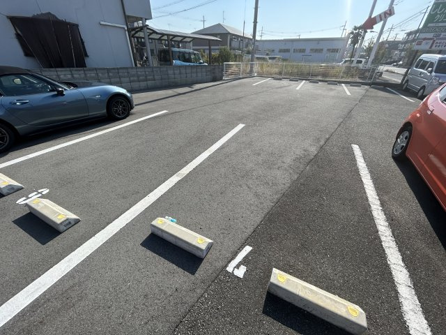 サワーパルシェの駐車場