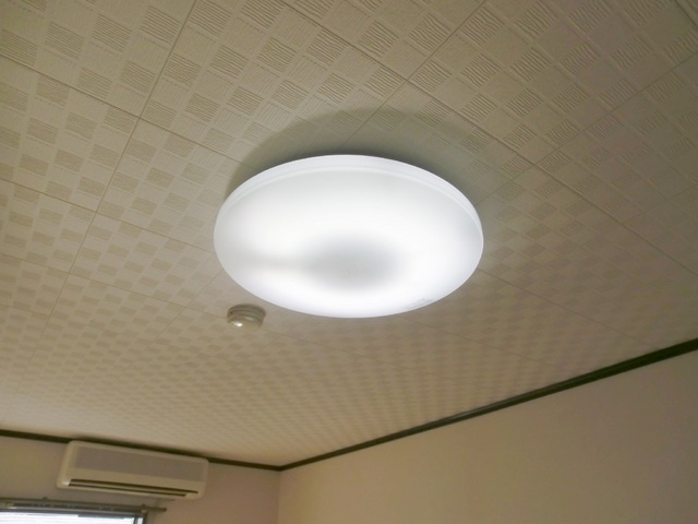 ニューライフ越塚の内装|室内照明が付いています。