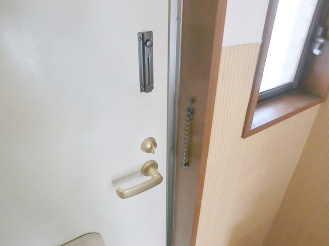 ニューライフ越塚のセキュリティ|玄関ドアにはドアチェーン付です。
