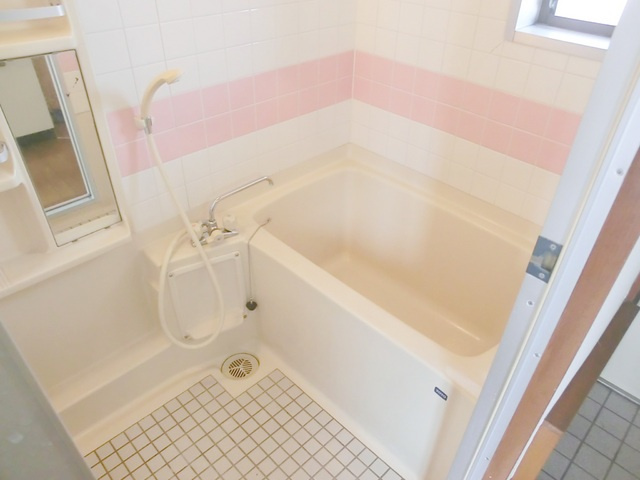 ニューライフ越塚の浴室|窓の付いた明るい浴室です。