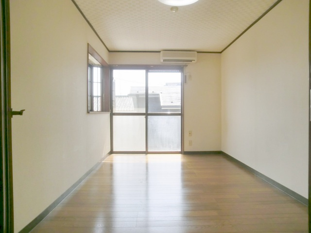 ニューライフ越塚の洋室|奥行のある使いやすい居室です。