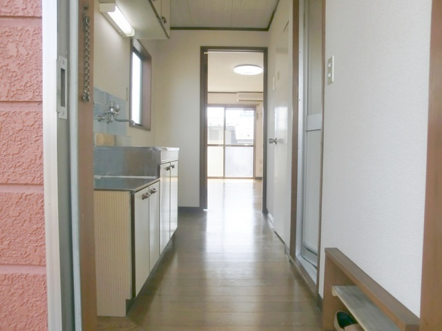 ニューライフ越塚の居間・リビング|玄関からのアプローチです。