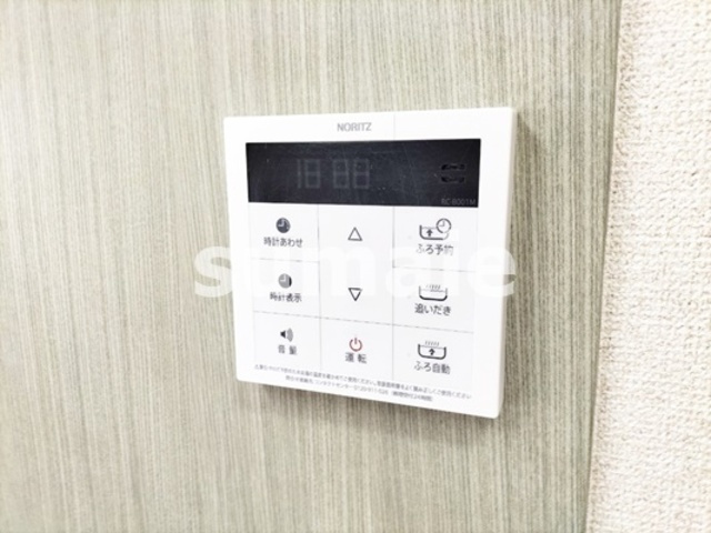 フローラ浦和の設備|キッチンの給湯パネル。