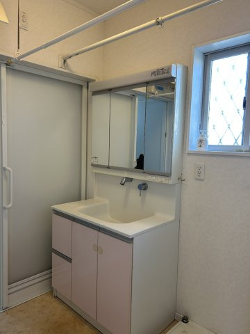 阿見町鈴木の独立洗面台|そのままでもお使い頂けますが、気になる方は入居前に交換をオススメします。リフォームの見積もりもお気軽にご相談下さい。