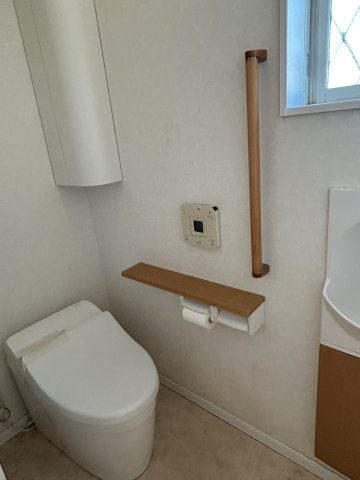阿見町鈴木のトイレ|1階トイレの写真です。一部損傷があり、入居前に交換をオススメします。