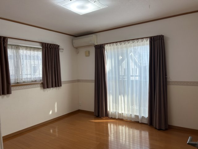 阿見町鈴木の寝室|南向きの窓から明るい光が差し込む2階主寝室の写真です。