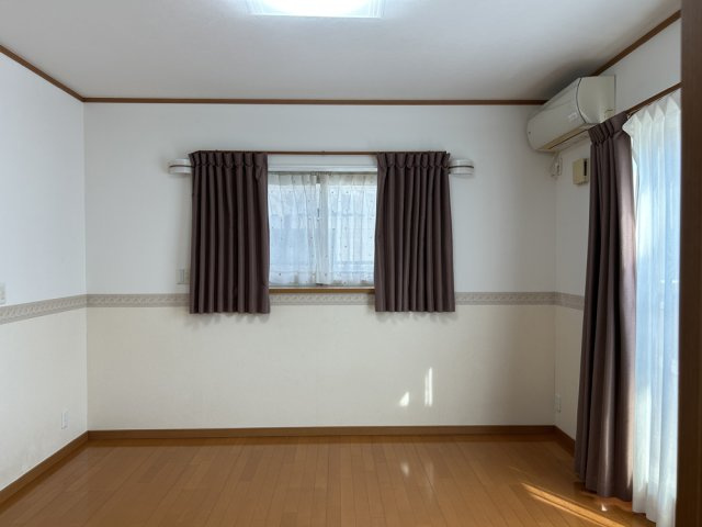 阿見町鈴木の寝室|2階主寝室8帖は、収納豊富なクローゼットもあり、洋服や荷物の多い方にピッタリです。