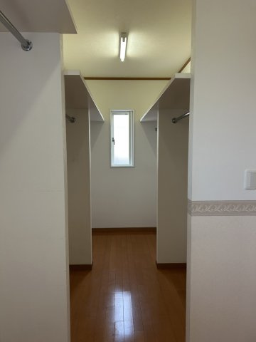 阿見町鈴木の収納|洋服だけでなく、扇風機などの季節家電や布団にスーツケースなど、様々な物が収納出来ます。