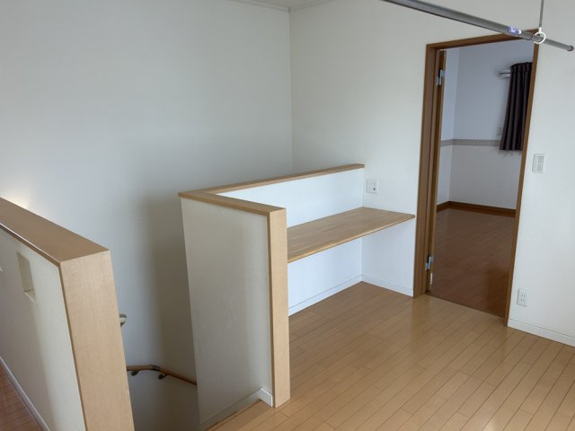 阿見町鈴木のその他|2階ホールには物干金物があり、洗濯物を干すことが出来ます。バルコニーにも出入り出来ます。