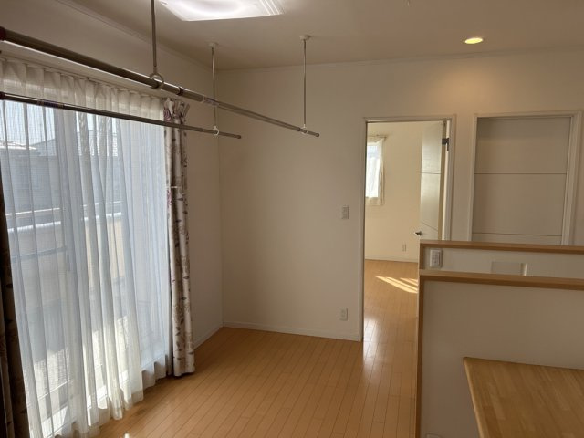 阿見町鈴木のその他|2階ホールには物干金物があり、洗濯物を干すことが出来ます。バルコニーにも出入り出来ます。