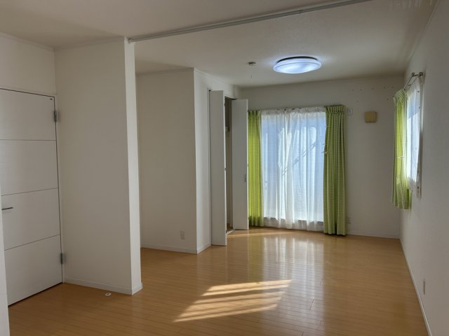 阿見町鈴木の子供部屋|2階の洋室12帖は、間仕切り壁を設けることで6帖2部屋にする事ができます。家族構成に合わせて、間取りを変更することが可能です。