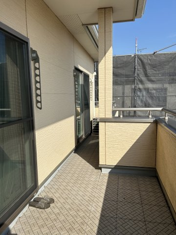 阿見町鈴木のバルコニー|バルコニーは、主寝室8帖・ホール・洋室12帖から出入り出来ます。
