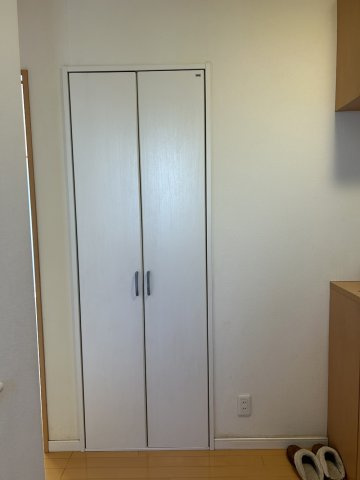 阿見町鈴木の収納|玄関横に収納があります。