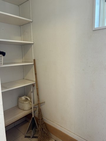 阿見町鈴木の収納|玄関横には、シュークローク（靴を履いたまま出入りできる土間続きの収納スペース）があります。