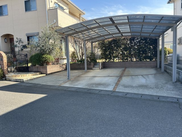 阿見町鈴木の駐車場|3台分の駐車スペースがあり、うち2台はカーポート付きです。