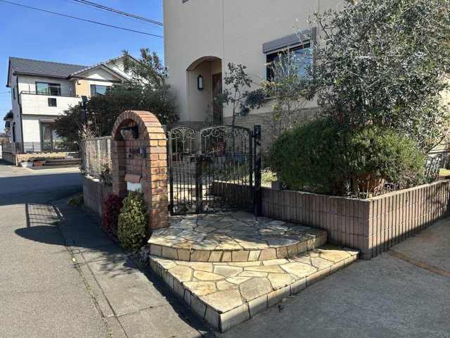 阿見町鈴木の外観|駐車場から玄関までのアプローチ・塀の写真です。