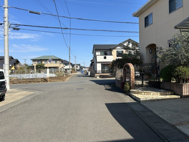 阿見町鈴木の周辺|前面道路は幅員6ｍあります。車のすれ違いや車庫入れを安心です。