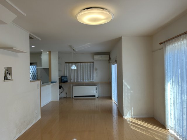 阿見町鈴木の居間・リビング|南向きの窓から明るい光が差し込んできます。