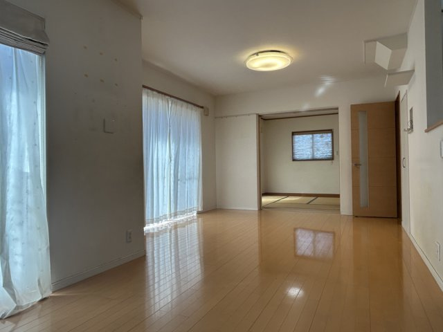 阿見町鈴木の居間・リビング|手前がダイニング、奥がリビングです。