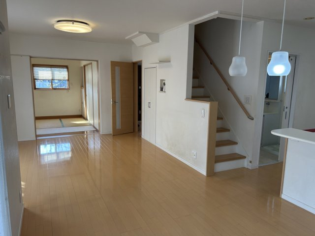 阿見町鈴木の居間・リビング|リビング階段の良い所は、自然と家族が顔を合わせる機会が増え、コミュニケーションが生まれやすい所です。