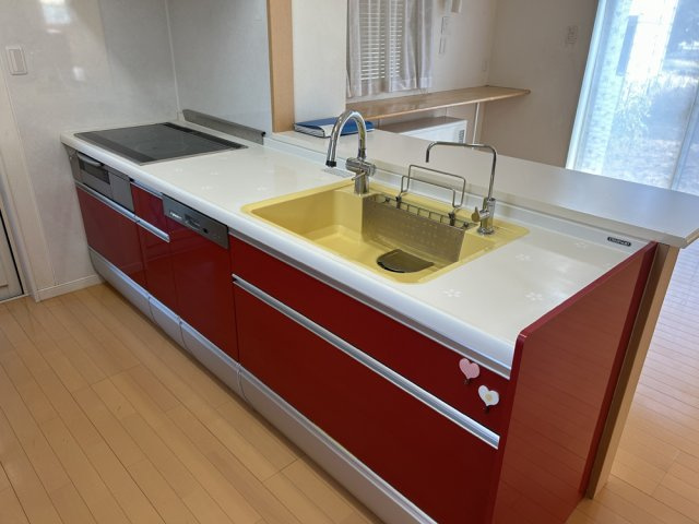 阿見町鈴木のキッチン|カウンターキッチンは、家事をしながらリビング・ダイニングを見渡せ、小さいお子さんがいても安心です。