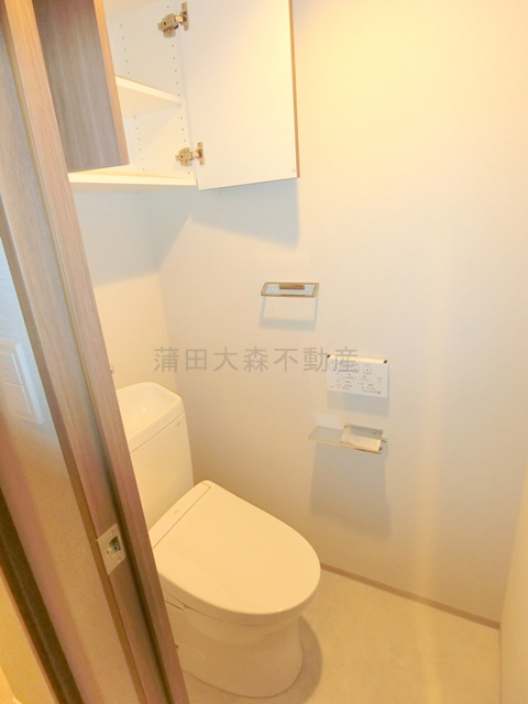 Live Casa千鳥町のトイレ|吊戸棚と温水洗浄暖房便座付きのトイレ