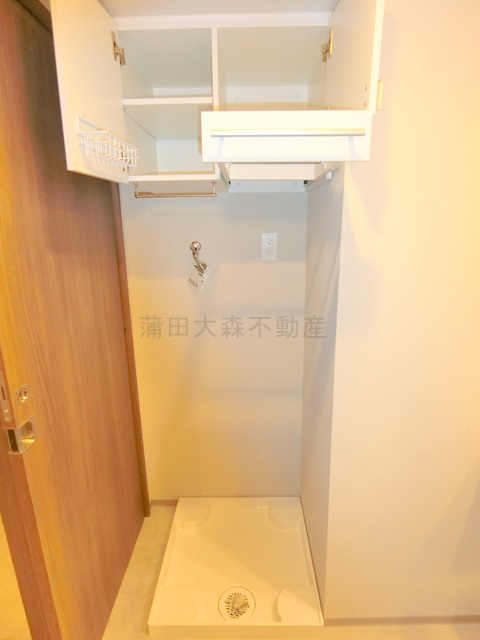 Live Casa千鳥町の設備|棚収納付きがうれしい洗濯機置き場