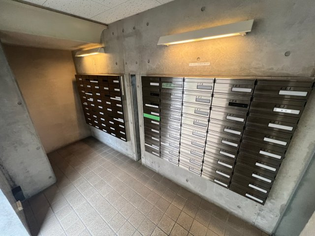 和泉市室堂町の中古マンションのその他共用部分|【宅配ボックス】不在時にも荷物が受け取れるので、便利ですね！