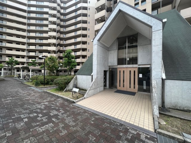 和泉市室堂町の中古マンションのエントランス|４ＬＤＫの暮らしやすいお住まい☆お子様のお部屋や趣味のお部屋もご用意いただけます♪