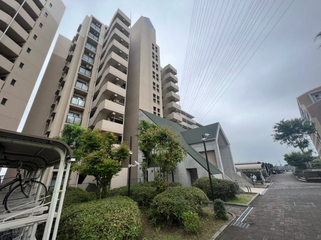 和泉市室堂町の中古マンションの外観|穏やかな光が差し込む室内には、穏やかな時間が流れます。休日には、落ち着いた空間で自分の趣味を楽しむのはいかがですか。