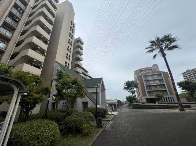和泉市室堂町の中古マンションの外観|開放感のあるバルコニーです♪お洗濯も楽々快適に干せますよ♪南西面バルコニーですので、日当たり良好で洗濯物がよく乾きますよ！