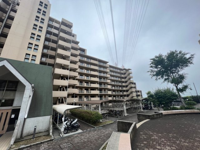 和泉市室堂町の中古マンションの外観|大きなシューズボックス付き！小物を置けるスペースもありますので、自分好みの玄関に出来ます♪