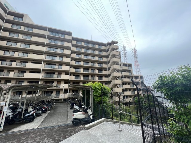 和泉市室堂町の中古マンションの外観|周辺にはスーパーや薬局など、商業施設がそろっていますよ！とても住みやすい環境です