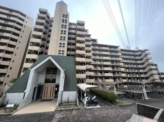 【外観】 | 南西面に大きな窓のあるリビングは、陽光あふれる明るい空間です♪居心地良く、ご家族皆がゆったり寛げる憩いの空間となりそうです♪