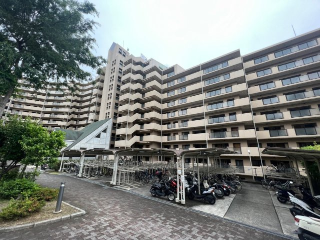 和泉市室堂町の中古マンションのその他|身だしなみを整えるのに重宝するシャワー付きの洗面台です♪洗面台に収納もあるため、整頓しやすいですね！