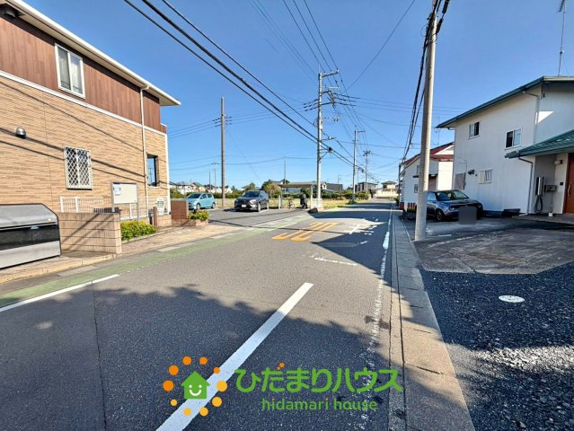 加須市礼羽１期　中古一戸建ての前面道路含む現地写真