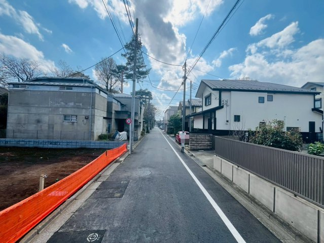 【前面道路含む現地写真】 | 東久留米市学園町１丁目　売地　B区画 | ゆったりとした前面道路に面し、圧迫感のない住環境