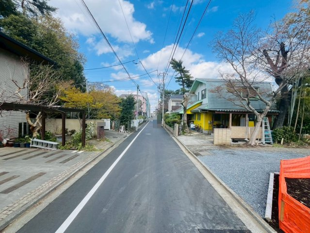 【前面道路含む現地写真】 | 東久留米市学園町１丁目　売地　B区画 | 見通しもよく、落ち着いた住宅街でゆったり過ごせます