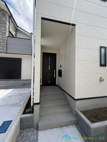 秦野市萩が丘1期　新築戸建　全3棟2号棟の玄関
