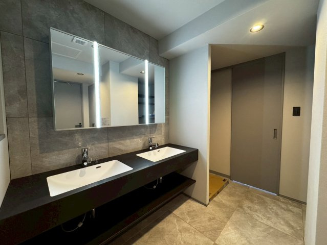 キャナルワーフタワーズWESTの独立洗面台|縦に照明が入ったデザイン性と機能性に優れたツーボウルの洗面台です♪