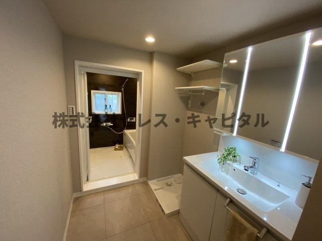 今川団地38号棟の独立洗面台|朝の支度にも助かる、独立の洗髪洗面化粧台