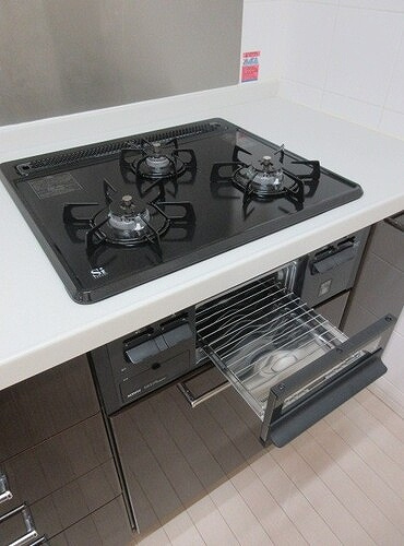 ライオンズヒルズ田端不動坂の設備|３口ガスコンロ　※※前回募集時2020年8月の写真