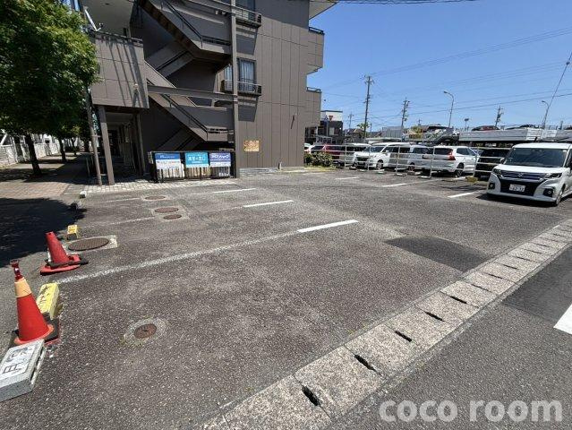 まるみやマンションの駐車場