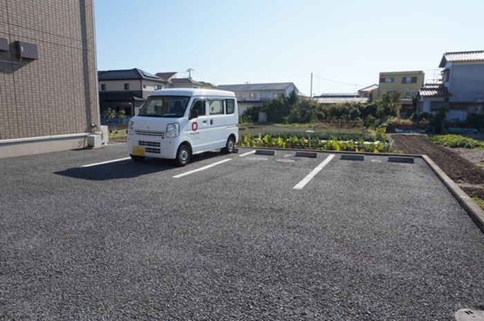 セジュール　ハピネスの駐車場