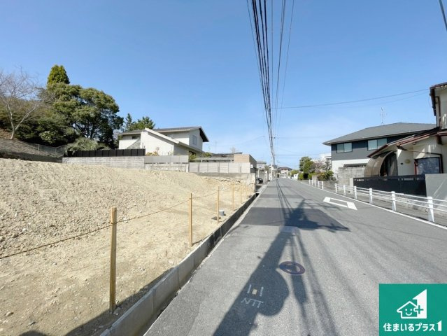 ●奈良市千代ヶ丘　第3期　新築一戸建ての前面道路含む現地写真|周辺は閑静な住宅街です。前面道路もしっかりと有りますので車の出し入れも安心ですよ！