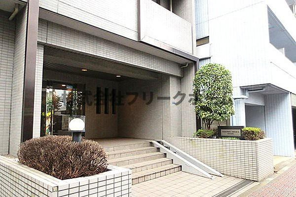 三鷹市下連雀３丁目の賃貸マンションのエントランス