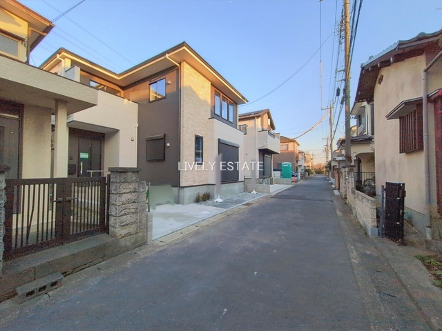 草加市金明町 新築分譲住宅の前面道路含む現地写真