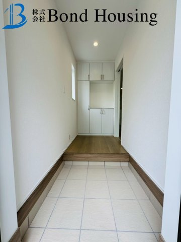 教育施設徒歩15分圏内　南多聞台5丁目　新築3区画　A号棟の玄関