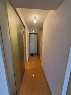 【内装】 | Stadt Port | 正面が玄関です。右側がキッチン。左側が洗面所・トイレとお風呂です