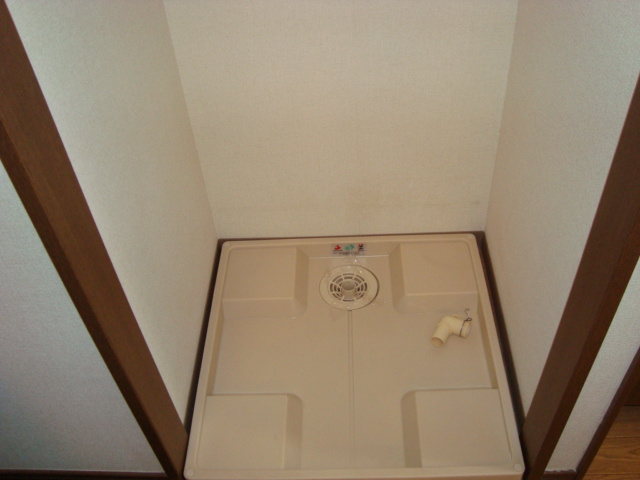 ホワイトガーデンのその他|洗濯機置場